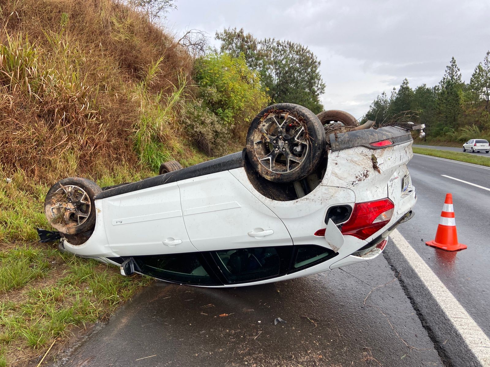 Motorista perde controle de carro e capota veículo na Rodovia Luiz de Queiroz em Piracicaba 