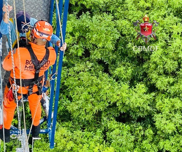 Trabalhadores são resgatados após ficarem pendurados em prédio em Brasília; VÍDEO
