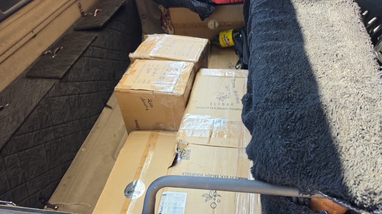 Polícia prende motorista suspeito de contrabandear mais de 11 mil cigarros eletrônicos em rodovia de Sarapuí