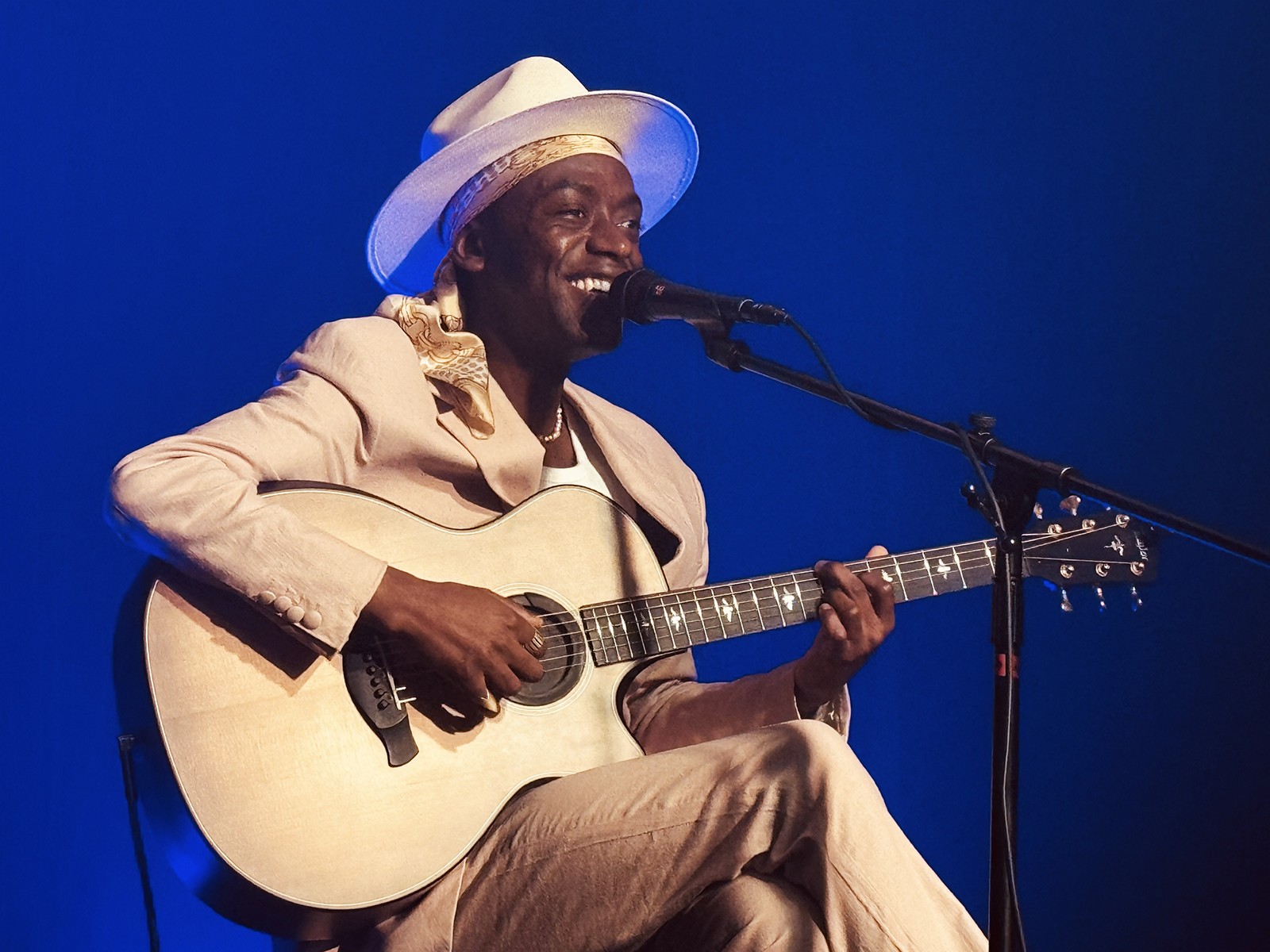 Jota.Pê expõe o ouro do cancioneiro autoral em show feito no Rio com a voz, o violão, a verve e a verdade do artista