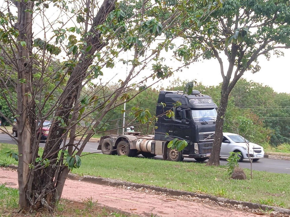 Série de batidas envolveu seis carros e o cavalo-trator de uma carreta na Avenida Manoel Goulart, em Presidente Prudente (SP), na tarde desta segunda-feira (4) — Foto: Kawanny Barros/TV Fronteira