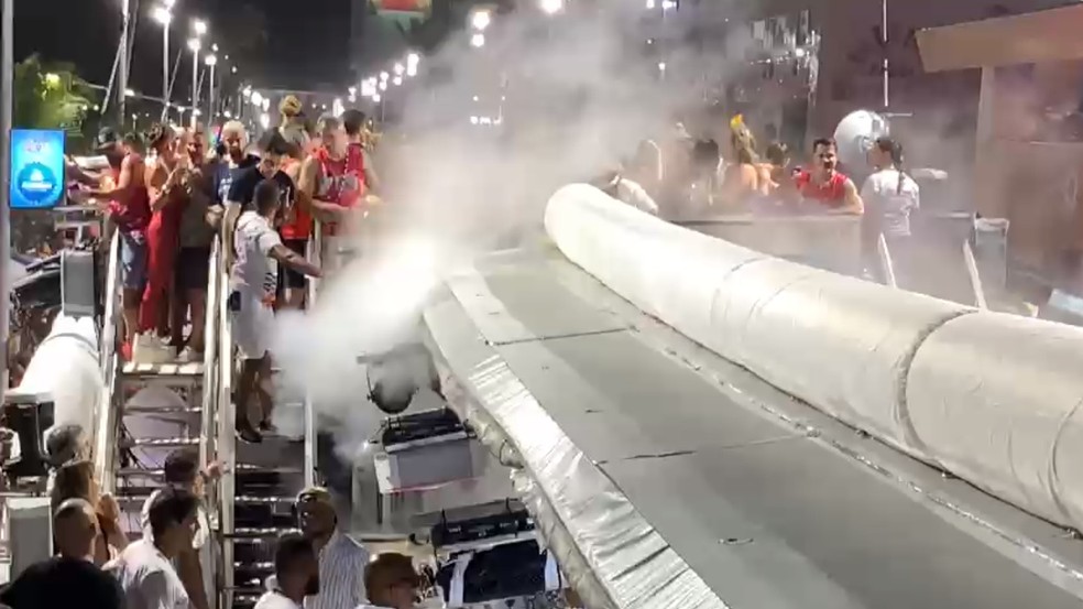 Tubo de gás carbônico explode durante desfile de Ivete Sangalo no carnaval de Salvador — Foto: Reprodução/Redes Sociais