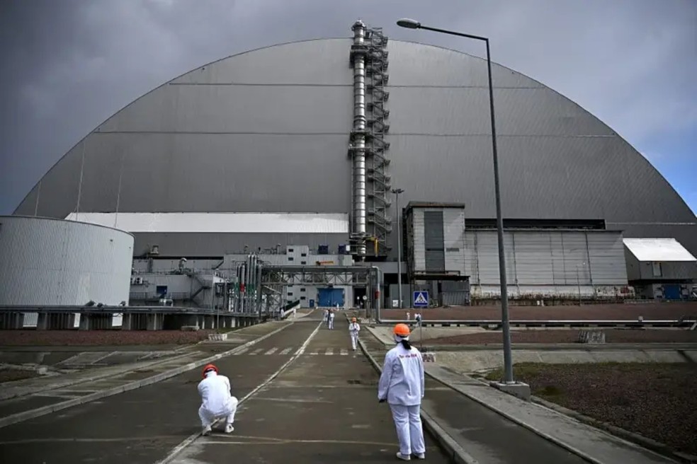 O reator 4 está coberto pelo Novo Confinamento Seguro, um domo de aço projetado para durar 100 anos — Foto: Getty Images via BBC