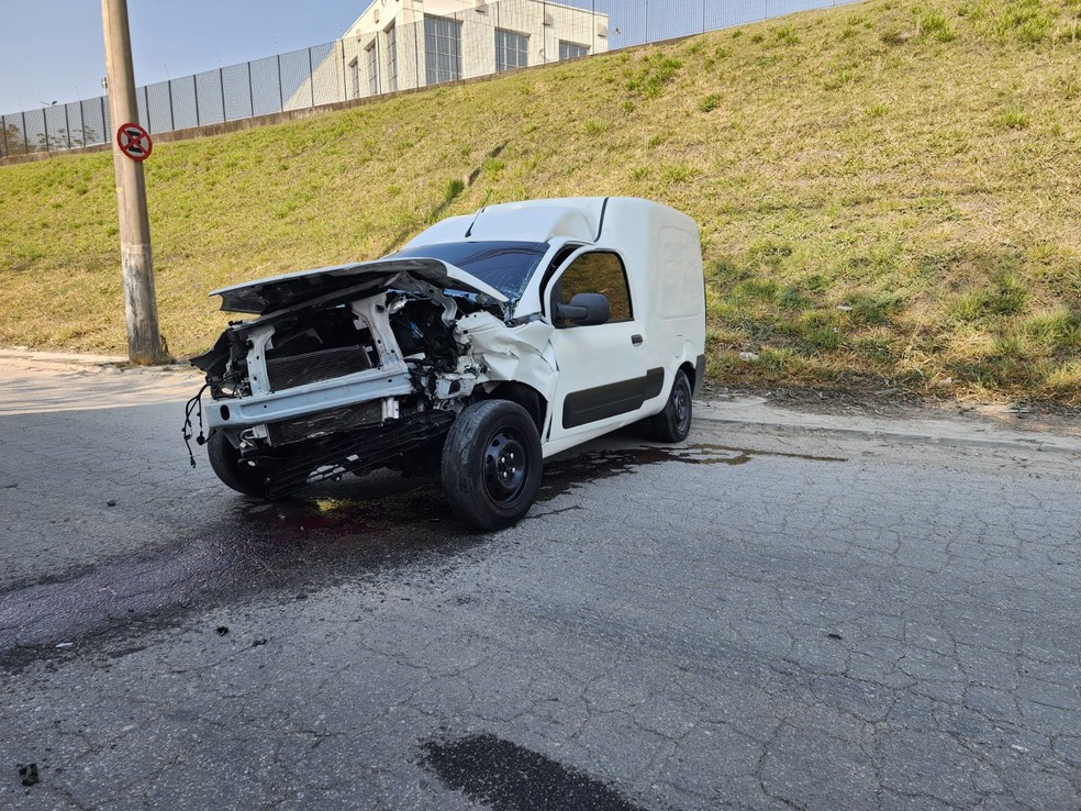 Dupla perdeu o controle do furgão e bateu contra um semirreboque que estava estacionado no local — Foto: Polícia Rodoviária/Divulgação