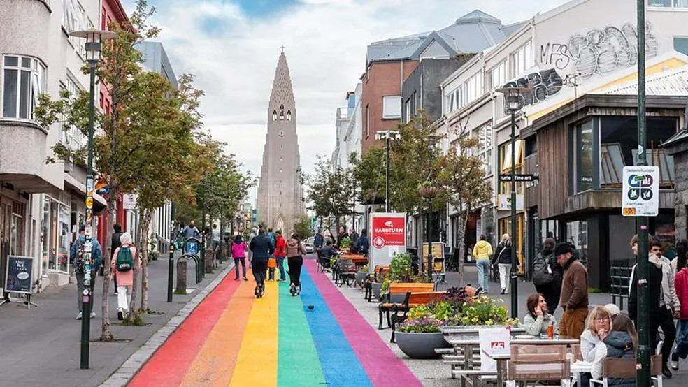 A colorida rua Skólavörðustígur, em Reykjavík, reflete a atmosfera vibrante do dia a dia da capital islandesa — Foto: Getty Images via BBC