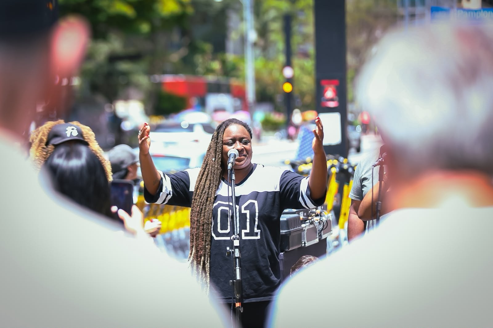 Cantora de pagode gospel relembra 15 anos de vício no crack e como música a salvou das ruas em SP: 'Chamavam de lixo e cuspiam'