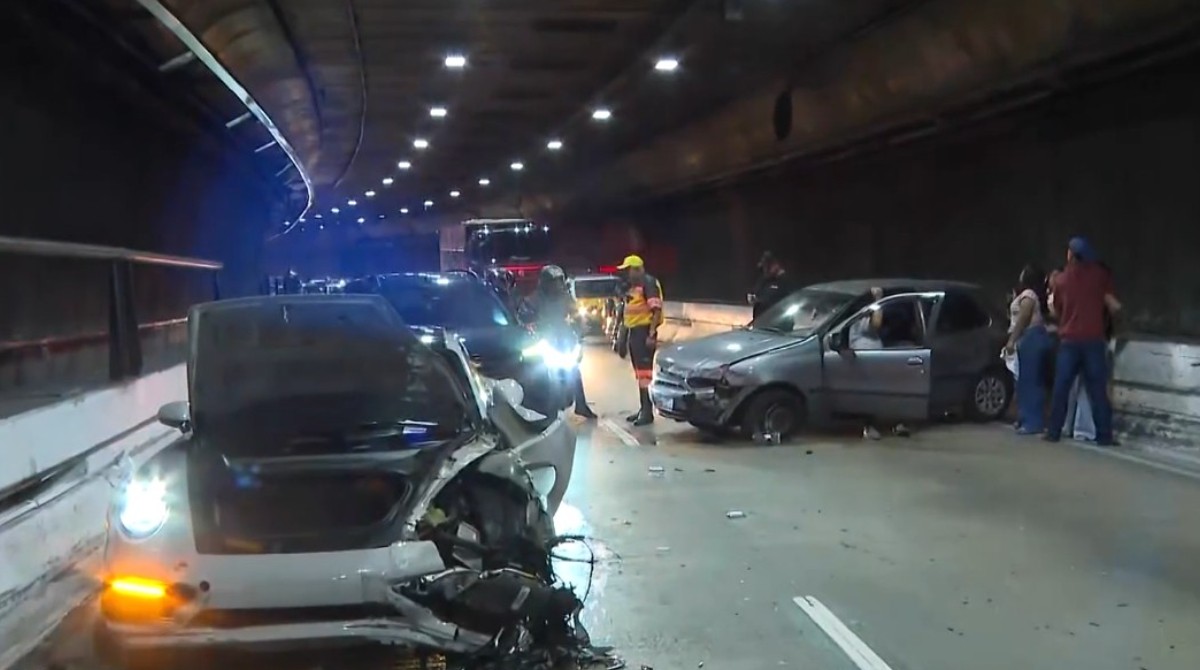 Porsche e outro carro batem em acidente grave no Túnel Ayrton Senna, na Zona Sul de SP