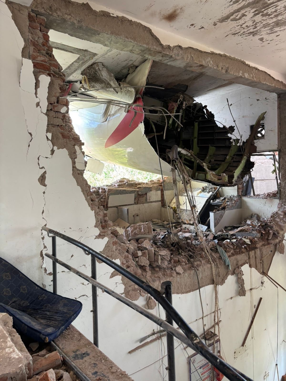 Avião que caiu na Índia atingiu refeitório de alojamento com estudantes de medicina; VEJA FOTOS