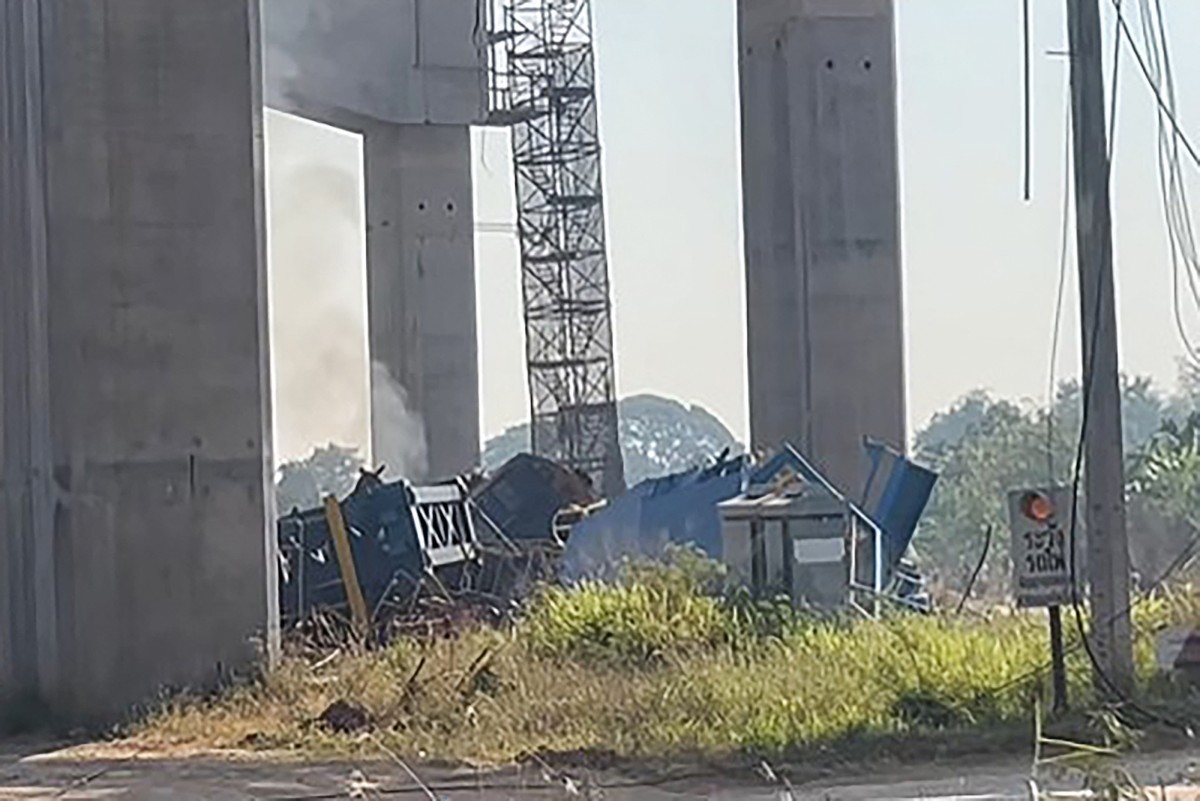 Ao menos 22 morrem após guindaste cair sobre um trem na Tailândia
