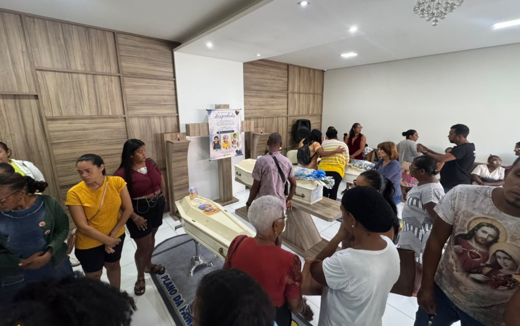 Corpos de três crianças que morreram em incêndio na Bahia são enterrados após identificação por DNA