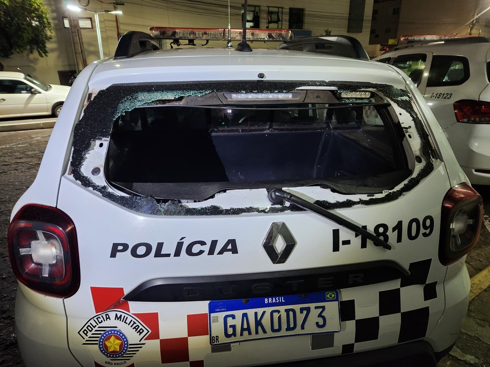 Após ser preso por receptação, motociclista quebra vidro de viatura com cabeçada e tenta fugir em Presidente Prudente (SP) — Foto: Polícia Civil