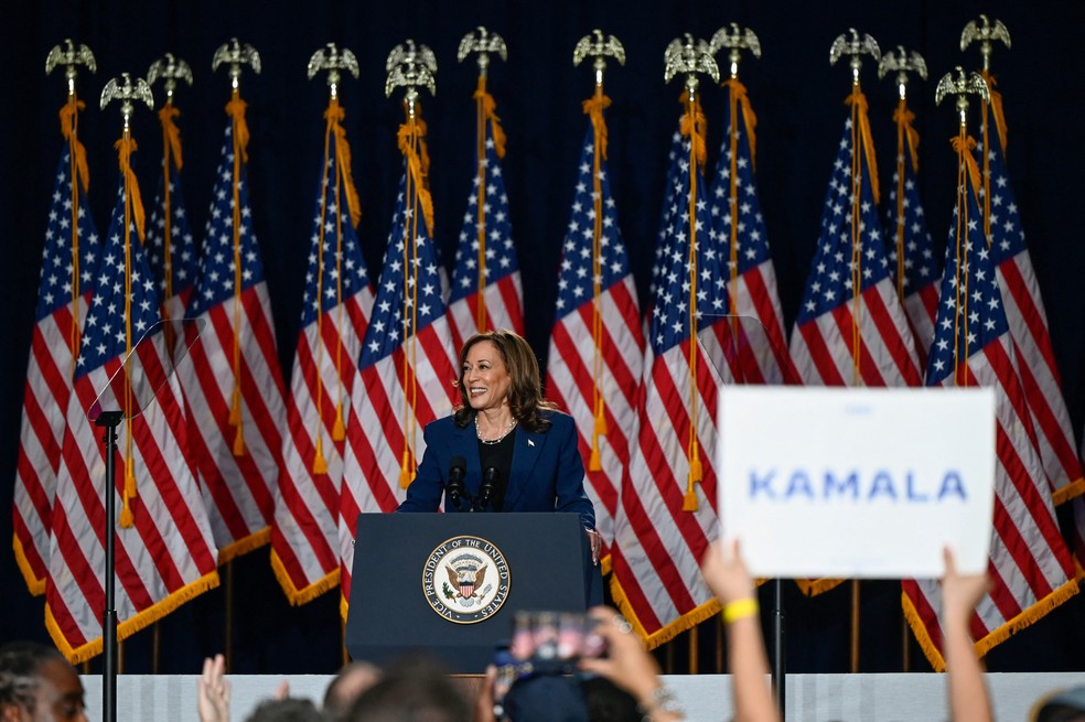 Kamala durante comício no Wisconsin, nesta terça-feira (23). — Foto: Vincent Alban/Reuters