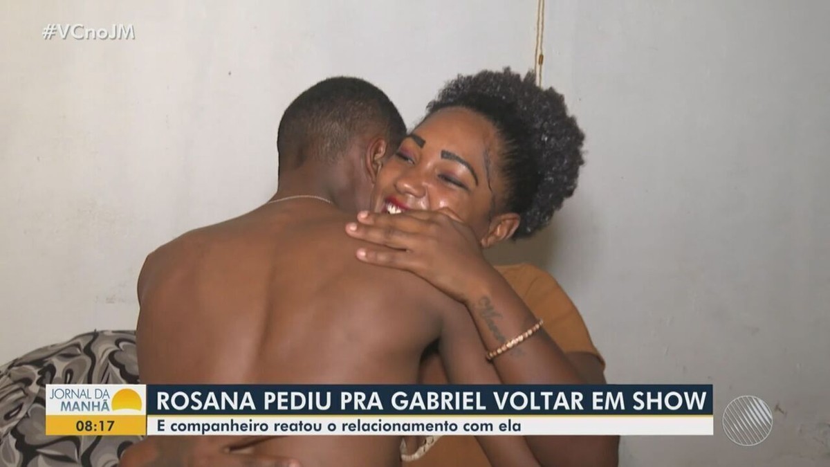 Casal reata após reportagem da TV Bahia em show de Thiago Aquino