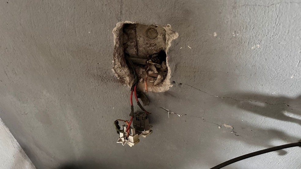 Raio causou prejuízos para moradores de Massaranduba, em São Gonçalo do Amarante, na Grande Natal — Foto: Kleber Teixeira/Inter TV Cabugi