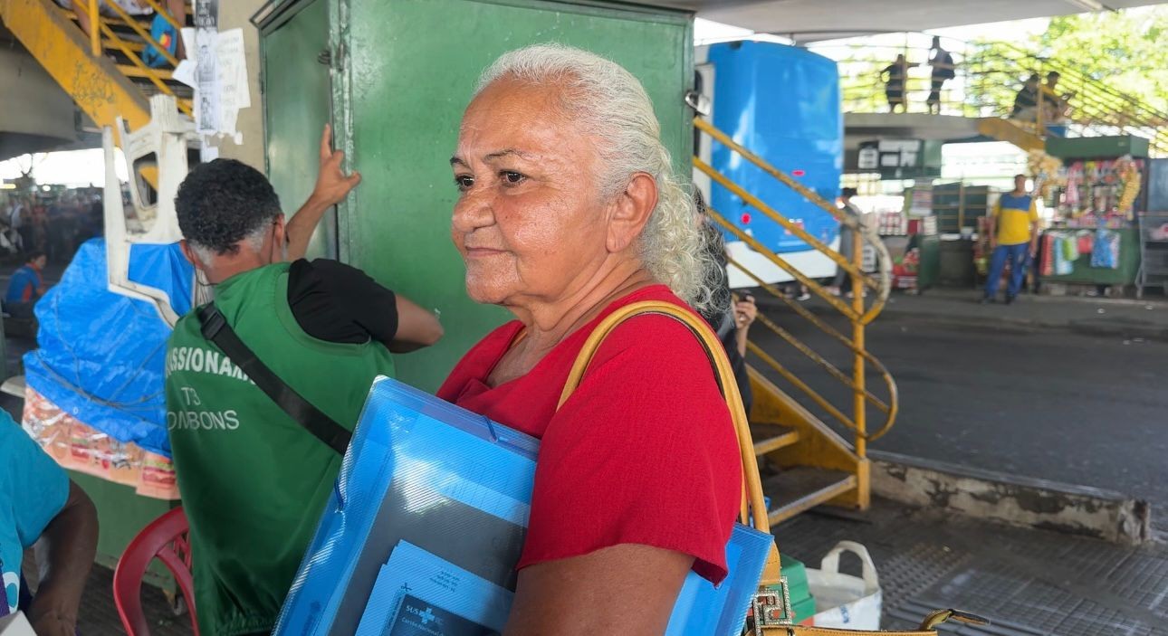 'Absurdo', dizem passageiros obrigados a descer de ônibus durante greve surpresa em Manaus