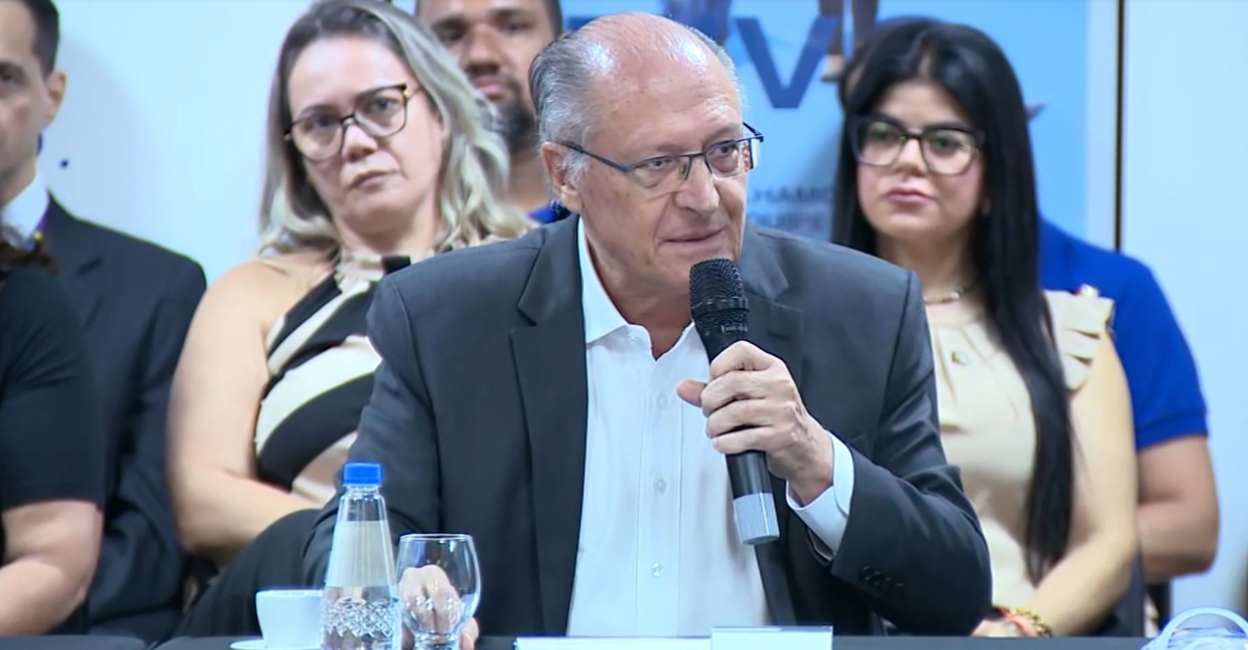 'Brasil deveria ficar fora de qualquer tributação', diz Alckmin sobre 'tarifaço' de Donald Trump