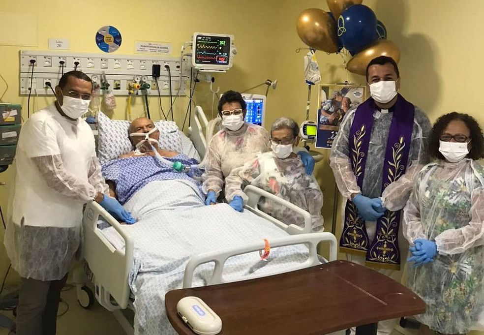 Familiares do casal e o padre ao lado de Nivaldo Oliveira — Foto: Arquivo pessoal