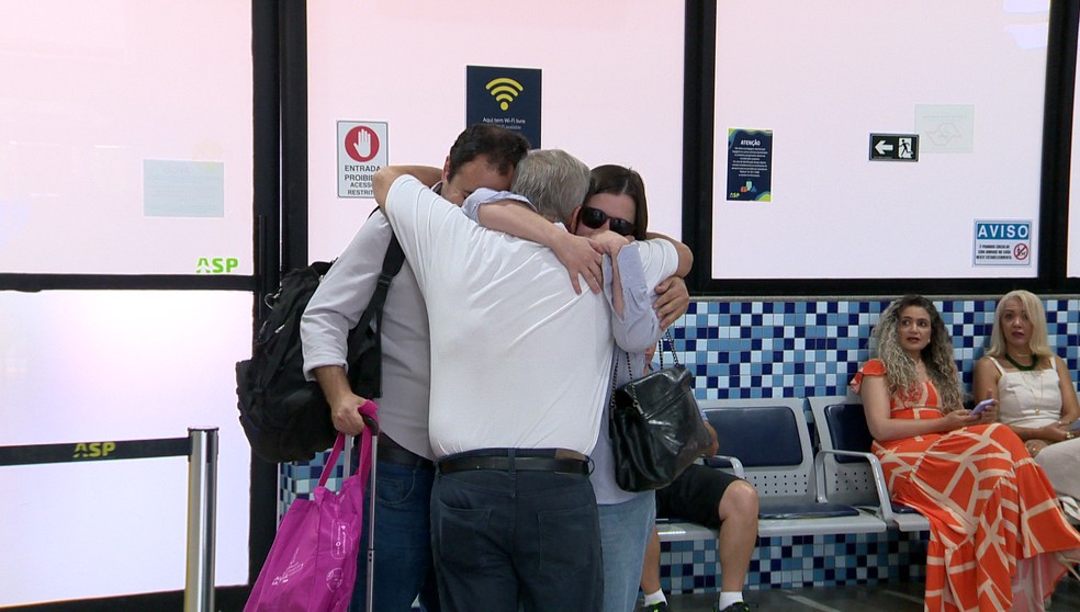 Deputada federal Sâmia Bomfim (PSOL-SP) desembarcou em Presidente Prudente (SP) na tarde desta quinta-feira (5) para cuidar dos trâmites do velório e do sepultamento do seu irmão, o médico Diego Ralf Bomfim, de 35 anos, que foi assassinado com outros dois médicos durante a madrugada no Rio de Janeiro (RJ) — Foto: Marcos Tadeu/TV Fronteira