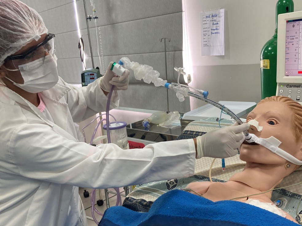 Aluna em aula prática com bonecos no curso Técnico em Enfermagem  — Foto: Divulgação Senac MS