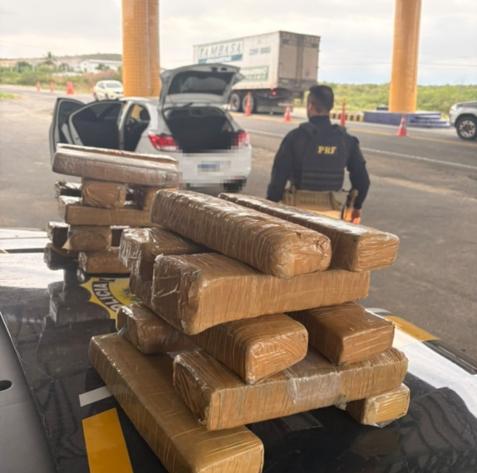 PRF prende homem com mais de 20 kg de maconha em Caicó — Foto: Divulgação / PRF