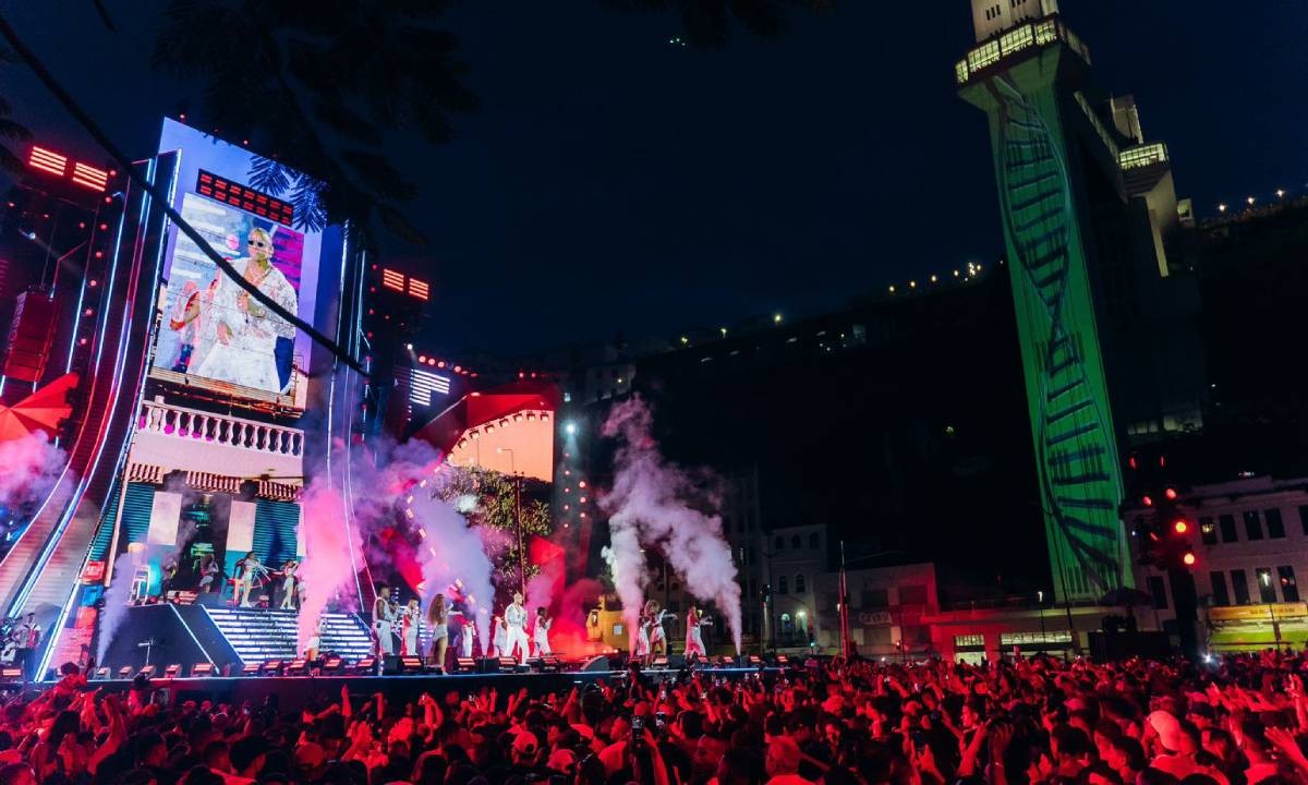 Apoio da família, homenagem de fãs e multidão reunida: como foi gravação de show de Léo Santana em Salvador