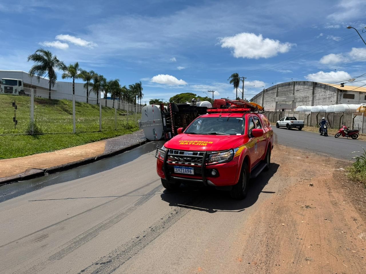 VÍDEO: Carreta carregada com 32 mil litros de óleo vegetal tomba no Distrito Industrial de Uberlândia
