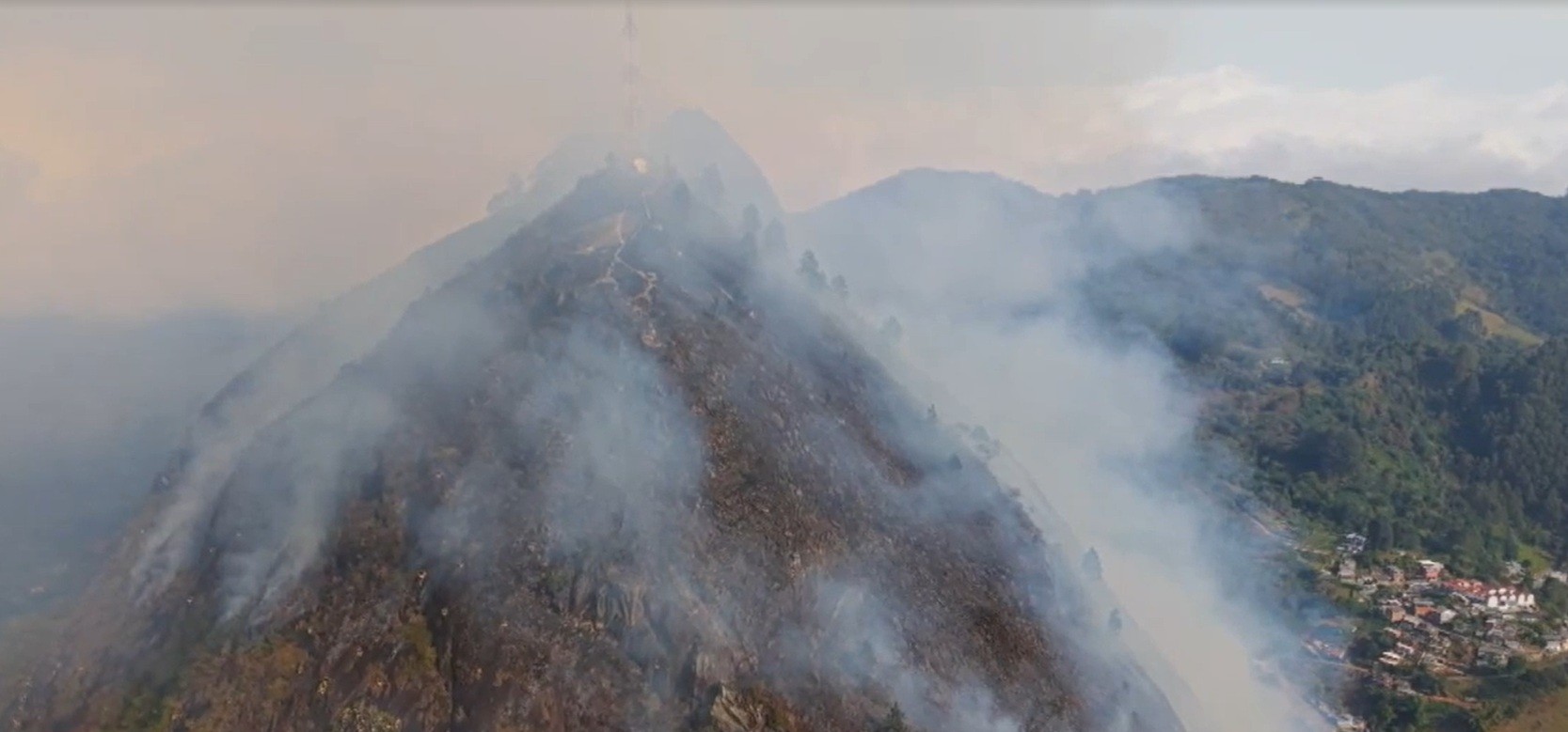 Incêndio em vegetação mobiliza bombeiros pelo segundo dia em Nova Friburgo