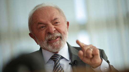 Em entrevista a agência, Lula diz que só vai ligar para Trump quando tiver a intuição de que ele quer conversar: 'Não vou me humilhar' - Fala à Reuters ocorre no momento em que o governo brasileiro enfrenta uma crise diplomática com os Estados Unidos após o anúncio de tarifas comerciais contra produtos brasileiros. Lula e Trump nunca conversaram.