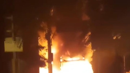 Ônibus intermunicipal pega fogo durante trajeto em Itu - Foto: (Reprodução)