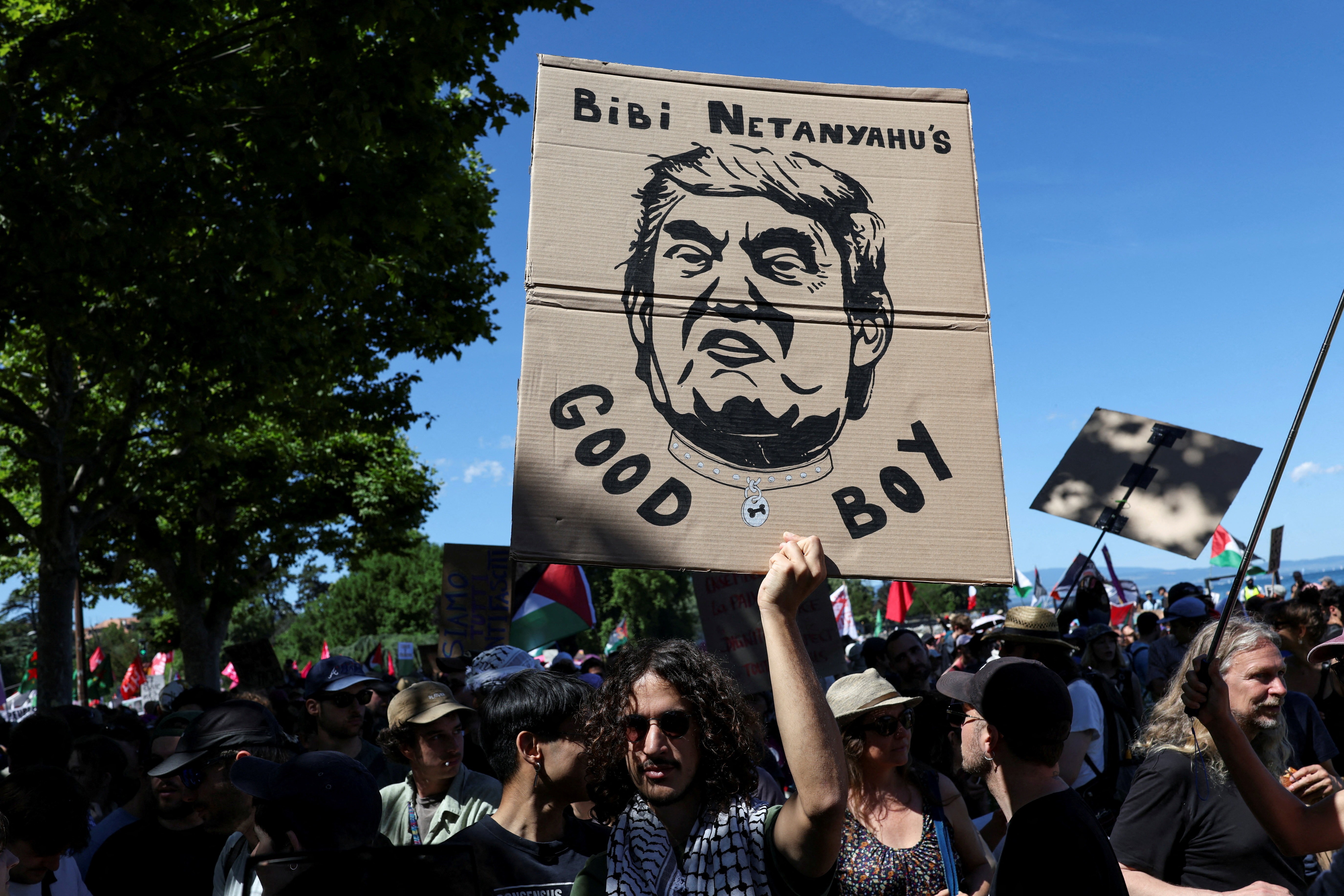 Manifestantes quebram janelas e ateiam fogo à Tesla em marcha contra o G7 em Genebra