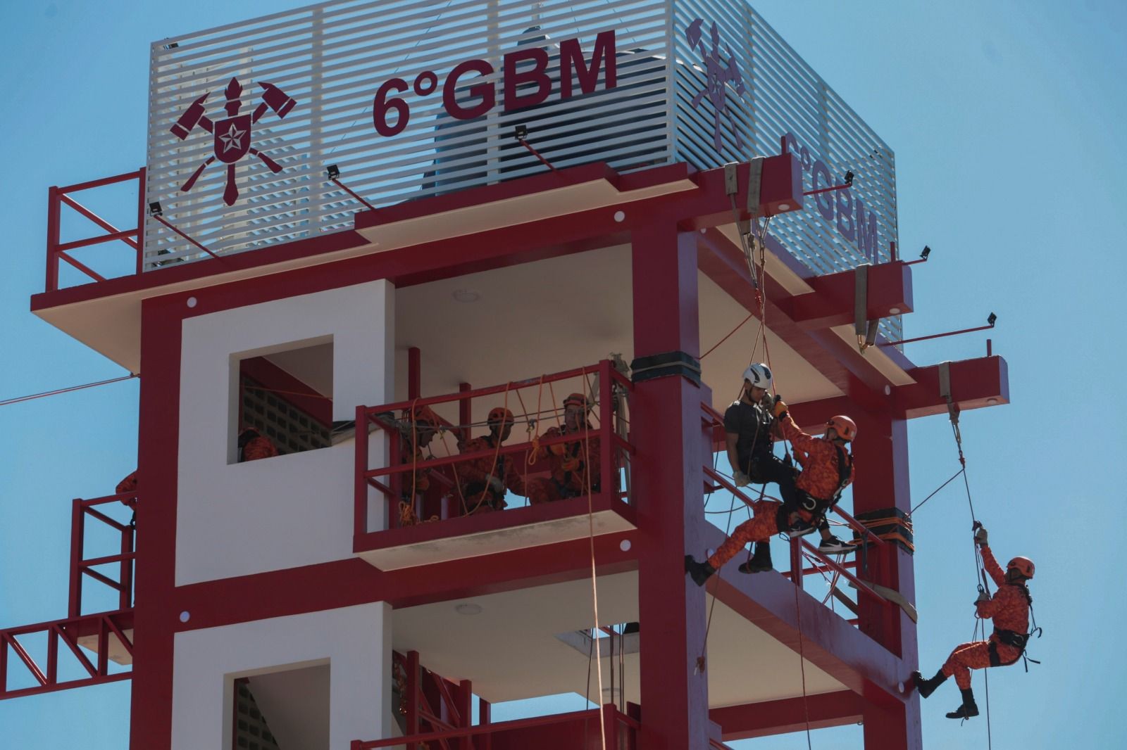 Torre de treinamento é inaugurada no Quartel dos Bombeiros de Nova Friburgo, no RJ