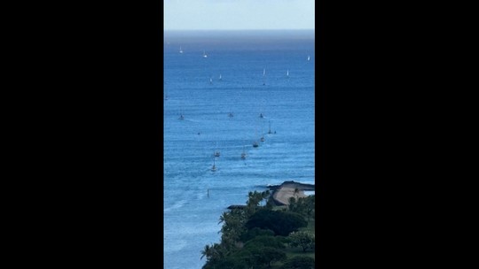 Havaí tem fuga em massa de barcos após alerta de tsunami; VÍDEO - Imagens feitas por um morador mostram várias embarcações deixando a marina da ilha de Honolulu ao mesmo tempo, enquanto sirenes de alerta soam.