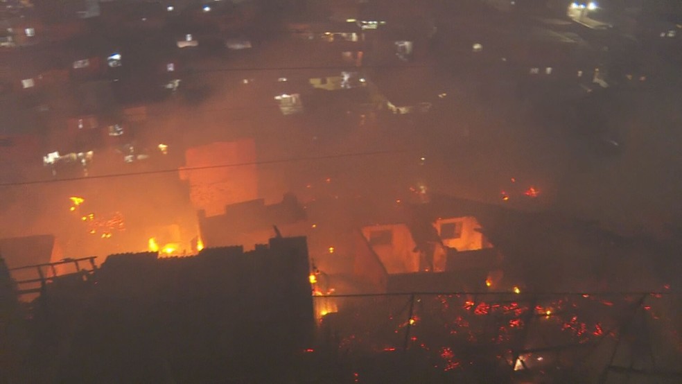 Incêndio destruiu moradias na comunidade de Olaria, na Zona Sul de São Paulo — Foto: TV Globo