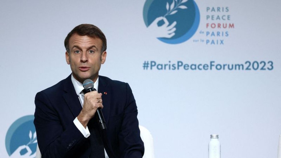 Macron está participando de uma conferência sobre paz em Paris — Foto: EPA via BBC