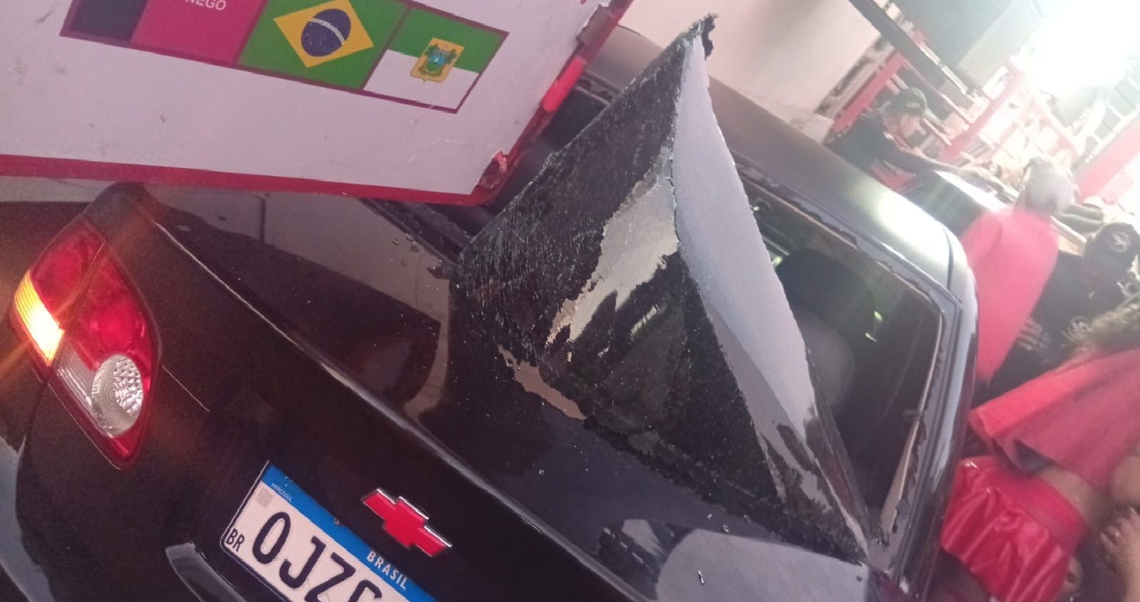 Mulher é imprensada entre trio elétrico e carro em acidente durante prévia de carnaval no RN