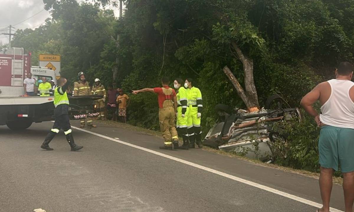 Três pessoas morrem e outra fica gravemente ferida após carro capotar e bater em árvore na Bahia