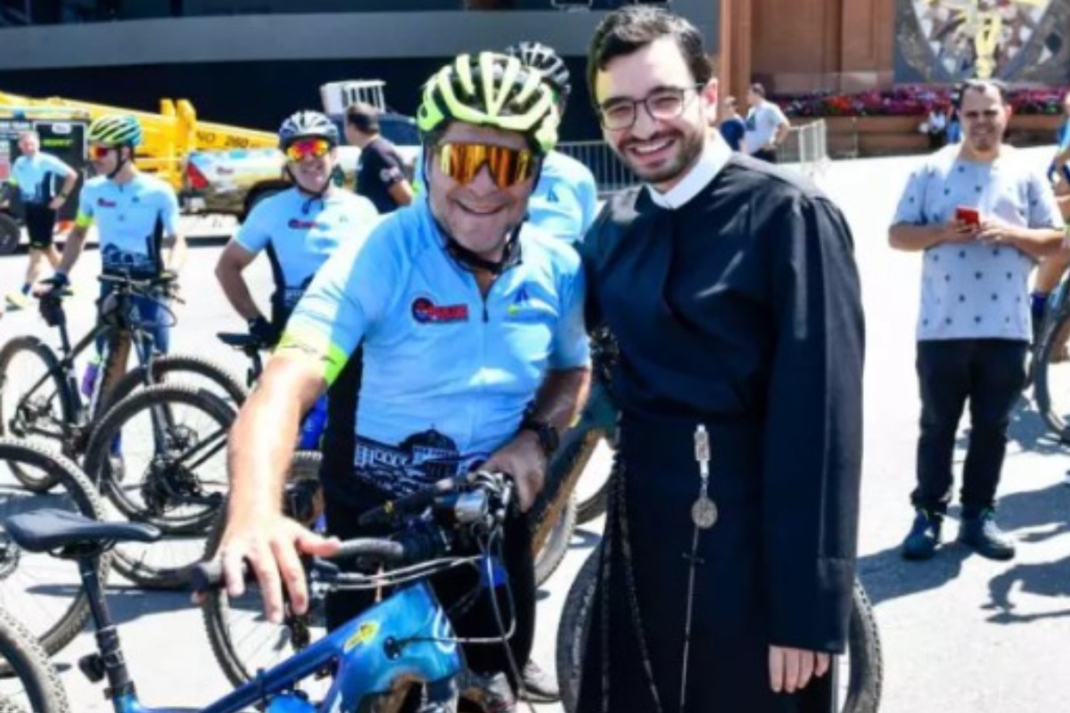Cantor Daniel chega ao Santuário de Aparecida após percorrer 300 quilômetros em romaria