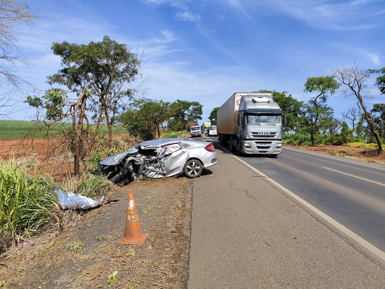 Idoso e policial morrem após colisão entre caminhonete e carro na BR-364, em MG