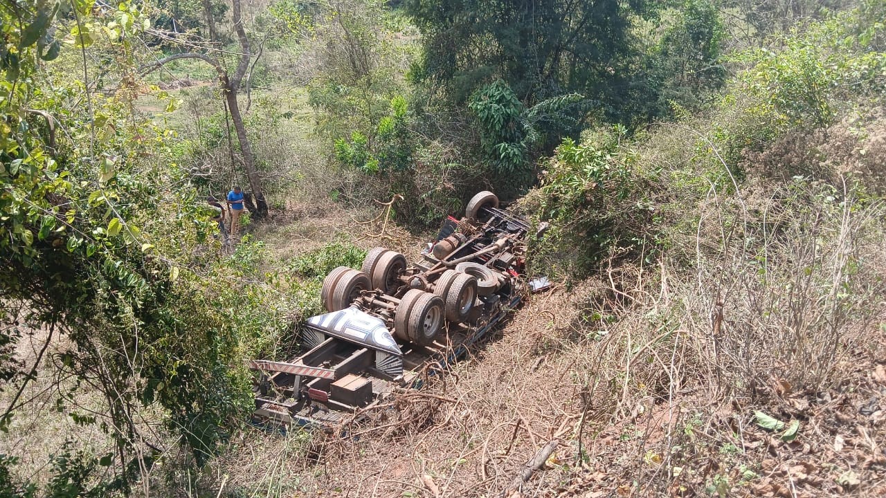 Caminhão tomba em barranco de 30 metros e motorista morre em rodovia de Materlândia