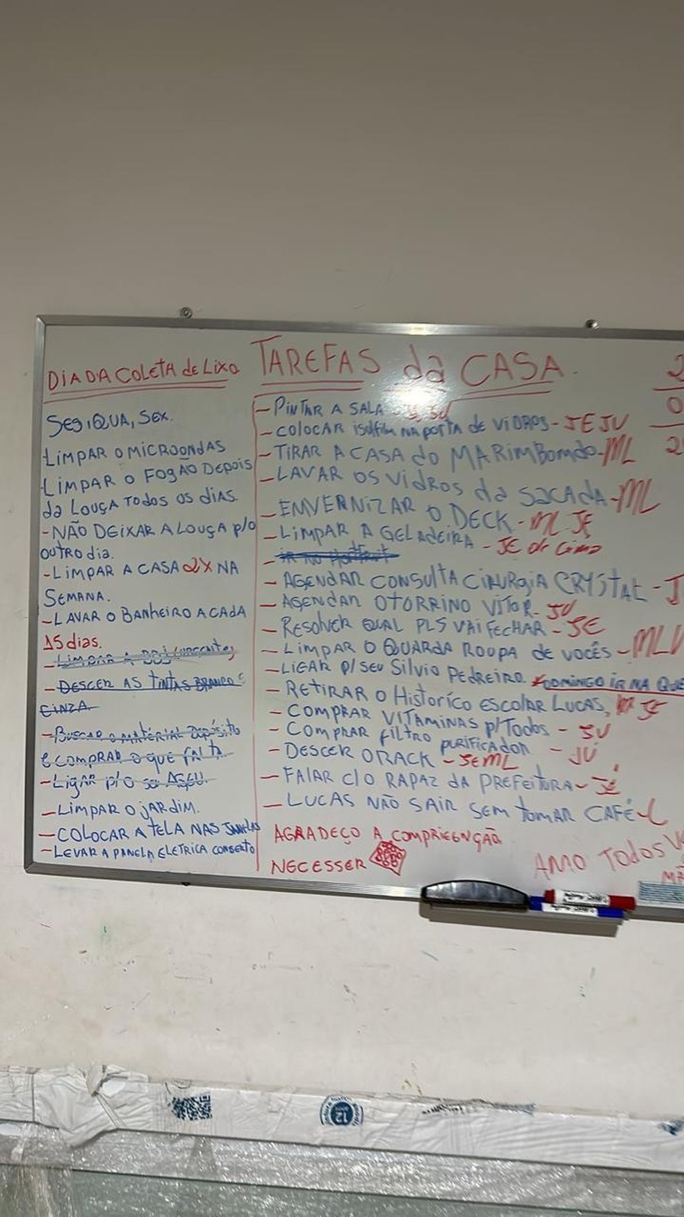 Lousa de tarefas no laboratório. — Foto: Divulgação/ policia