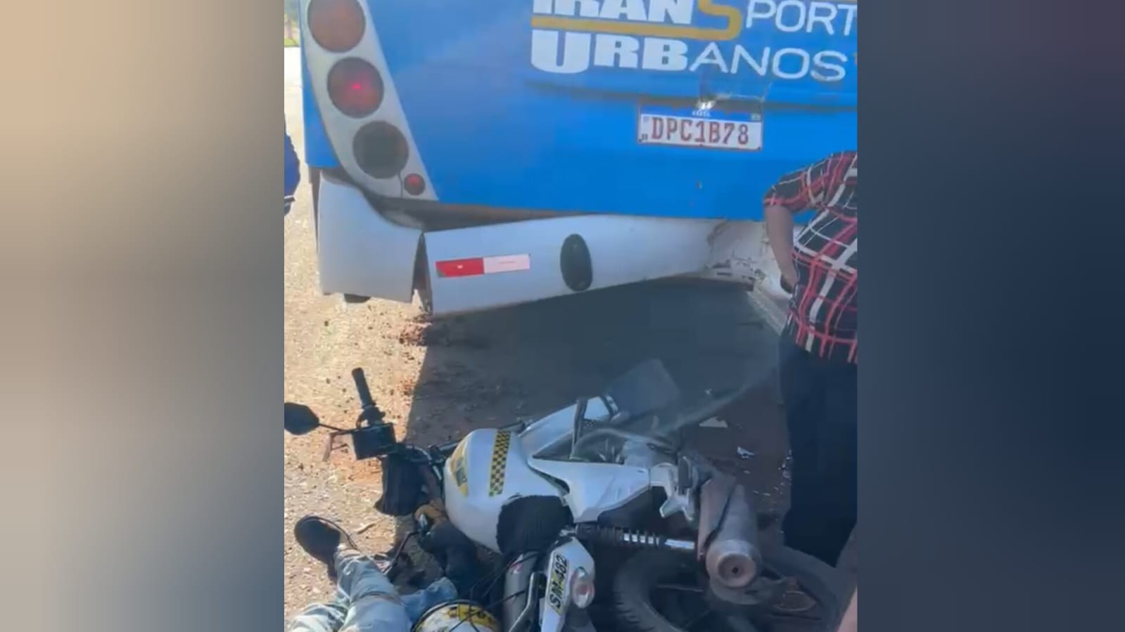 Mototaxista bate na traseira de ônibus parado e fica gravemente ferido em Santarém