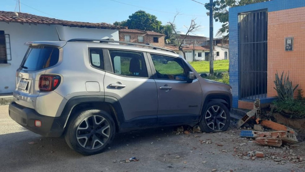 Carro do advogado Sílvio Silva no local onde ele foi encontrado morto — Foto: Arnaldo Araújo/TVM