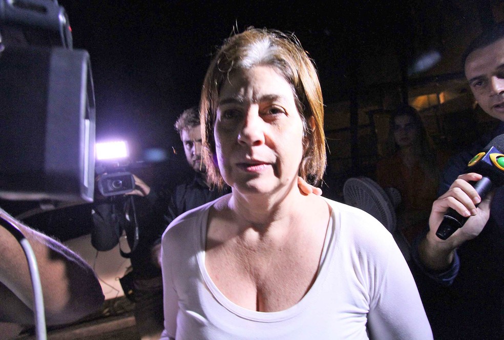 A ex-governadora do Rio de Janeiro Rosinha Garotinho deixa a Cadeia P�blica de Benfica no in�cio da madrugada. Ela ser� monitorada por tornozeleira eletr�nica � Foto: Jose Lucena/Futura Press/Estad�o Conte�do