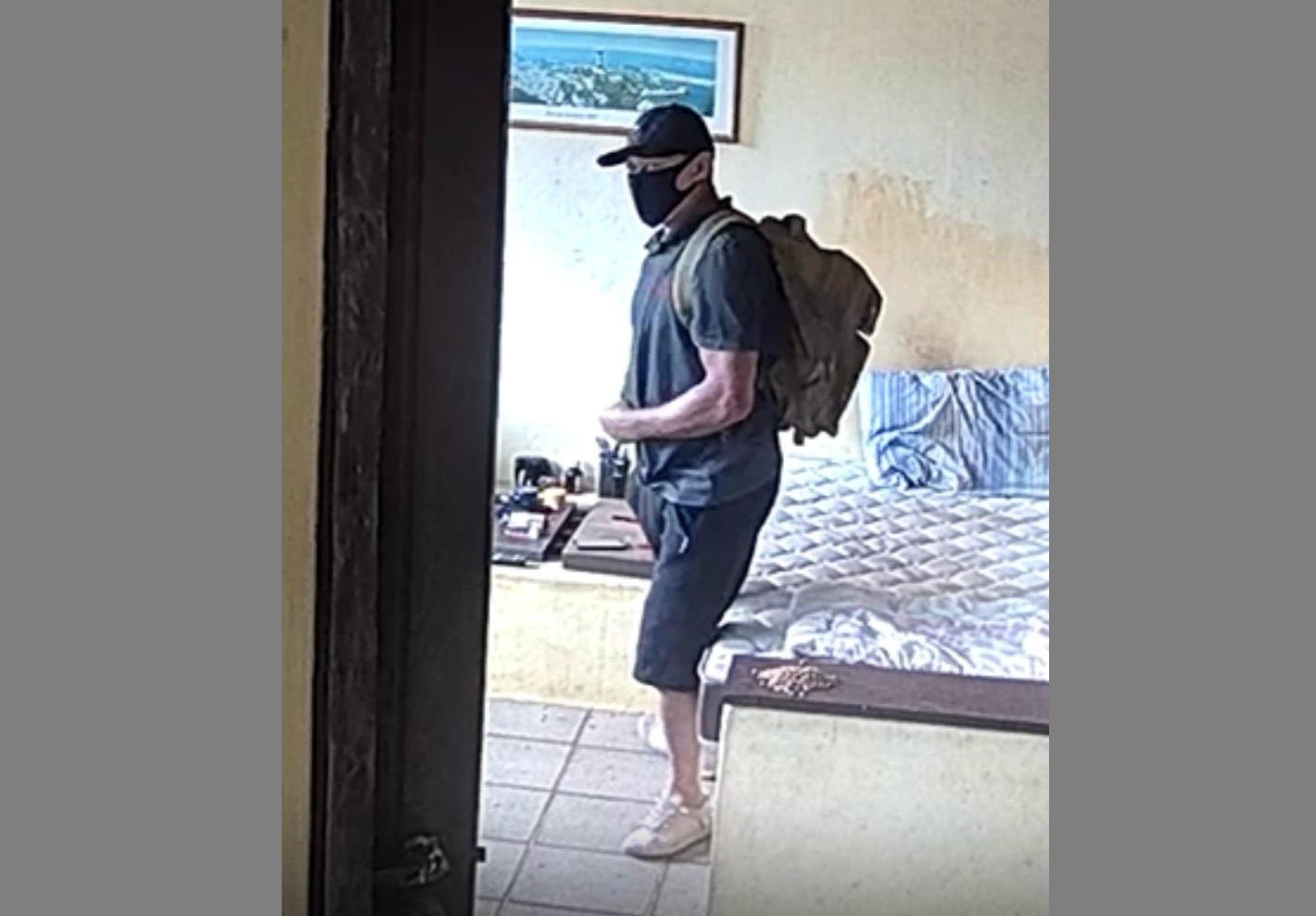 Homem invade casa e usa violência contra idosa norueguesa de 72 anos e seu cachorro em Búzios