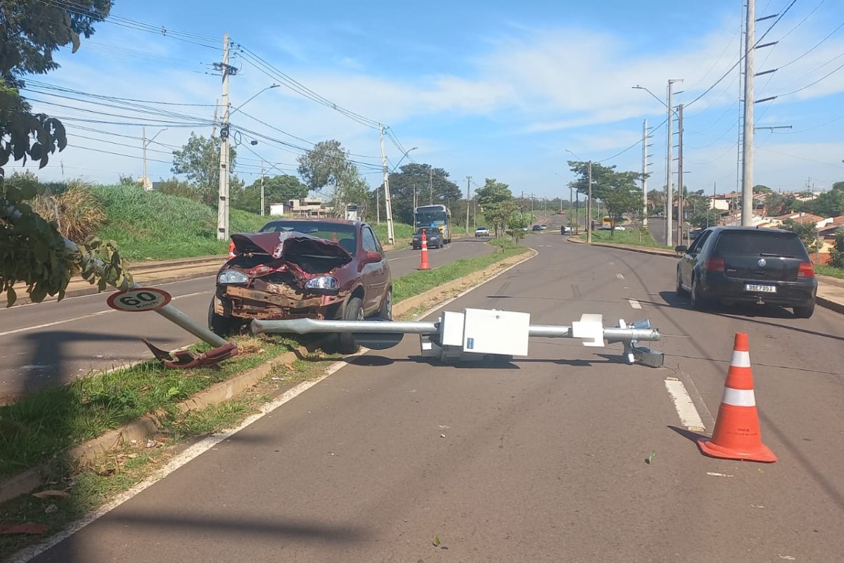 Poste com radar cai após carro perder controle e bater no equipamento em Presidente Prudente 