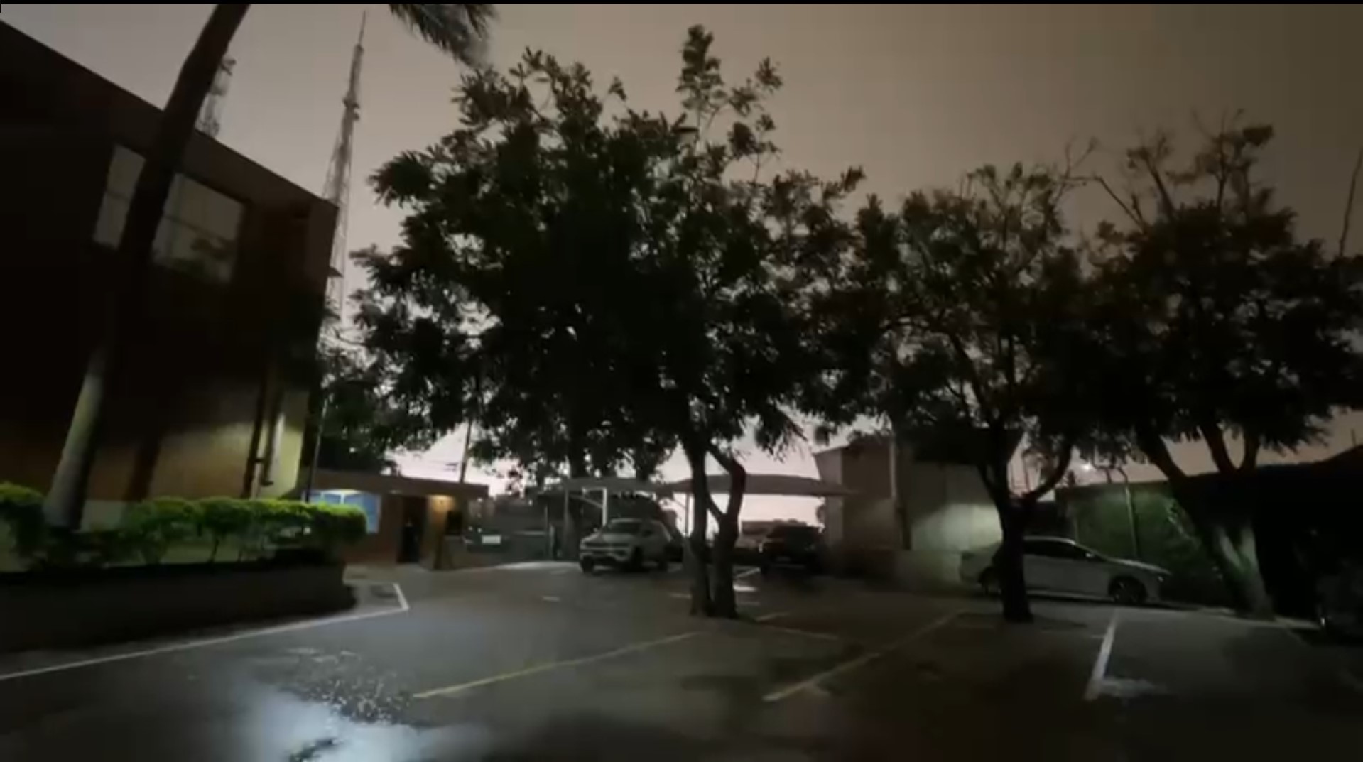 VÍDEO: chegada de tempestade escurece o céu e faz dia 'virar noite' no interior de SP