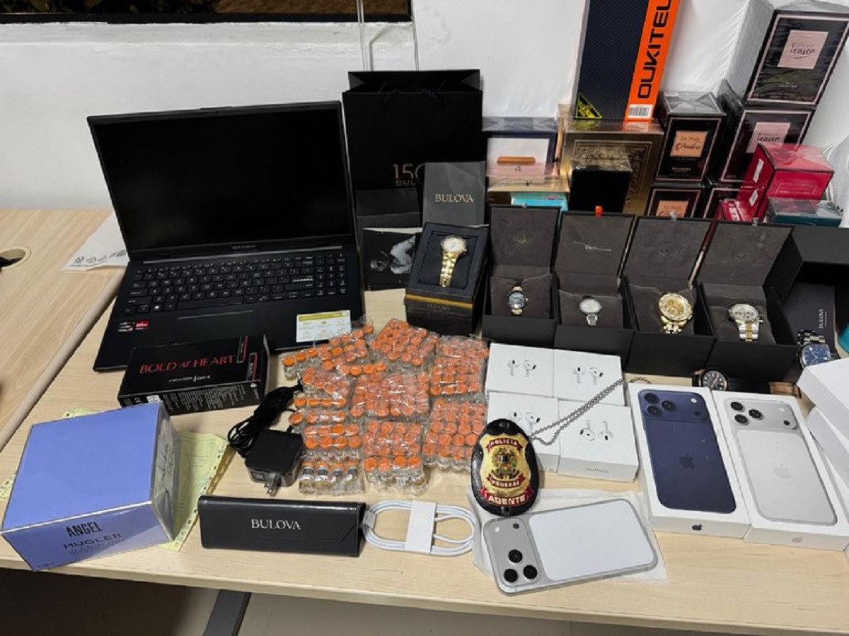 Polícia Federal apreende 152 'canetas emagrecedoras', celulares e relógios com suspeito em Maceió