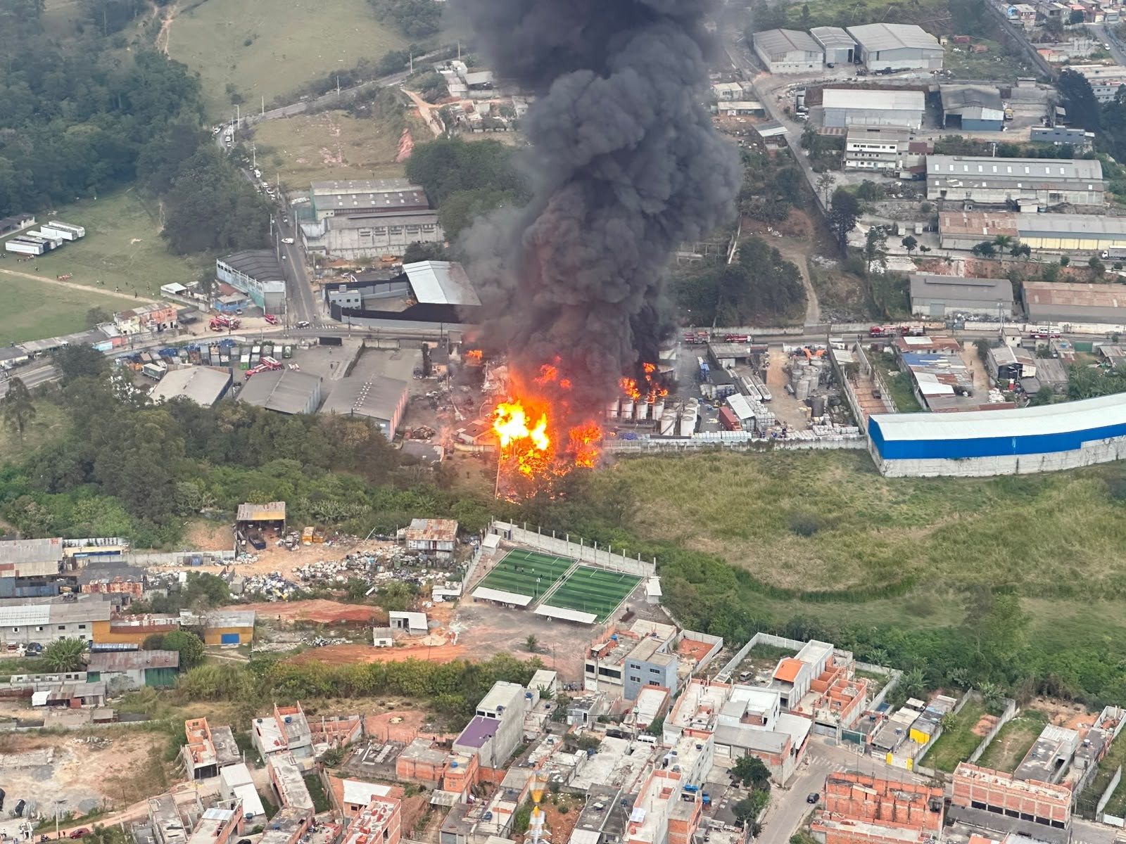 Vídeo mostra fumaça saindo de bueiros durante incêndio em indústria química da Grande SP; VEJA