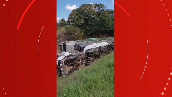 Fernão Dias é interditada no sentido MG após caminhão-tanque e carreta-cegonha tombarem na pista; um motorista ficou preso nas ferragens