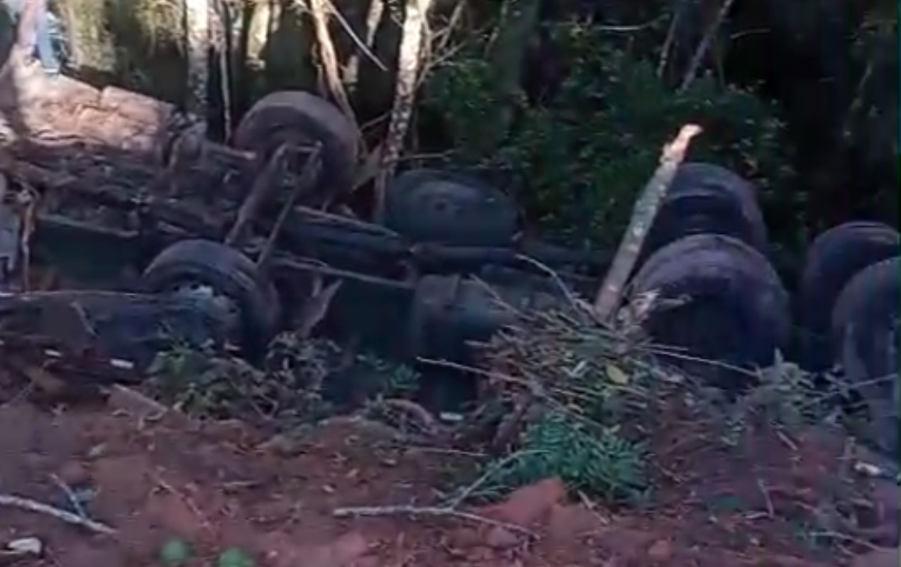 Caminhão carregado com tijolos tomba na Raposo Tavares, cai em ribanceira e fica com rodas para cima